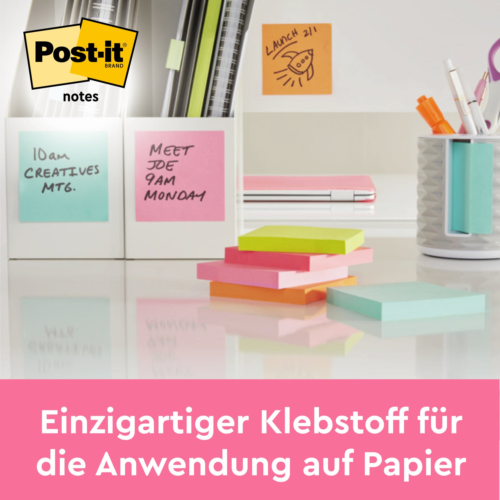 Ein Schreibtisch mit 3M Deutschland GmbH Post-it® Notes, 76 mm x 76 mm, 100 Blatt/Block, 100% PEFC. Auf einem Schild steht "Einzigartiger Klebstoff für die Anwendung auf Papier". Oben ist das Post-it notes-Logo zu sehen.