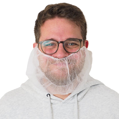 Ein Mann mit Brille und einem hellgrauen Kapuzenpulli trägt einen ARNOMED PP-Bartschutz Weiß, mit Gummizug, Einweg (ARNOWA GmbH) über Mund und Kinn. Der Hintergrund ist einfarbig weiß.