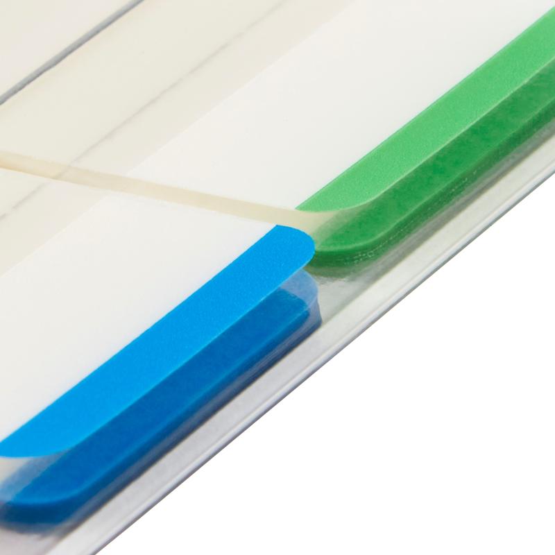 Close-up van een map met twee Post-it® Index Strong tabbladen van 3M Deutschland GmbH - een blauwe en een groene, elk 25,4 x 38,1 mm - gescheiden door een transparante folie. De verhoogde tabs zijn schuin zichtbaar.