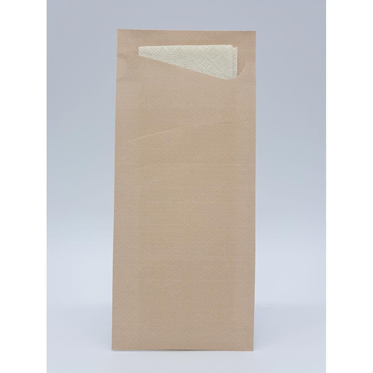 Een enkel Sacchetto Zelltuch 190 x 85 mm van Duni GmbH staat rechtop met een gevouwen servet dat gedeeltelijk zichtbaar uit de bovenste zak steekt, voor een eenvoudige lichte achtergrond.