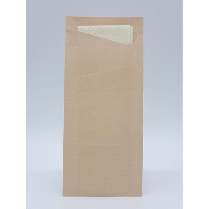 Een enkel Sacchetto Zelltuch 190 x 85 mm van Duni GmbH staat rechtop met een gevouwen servet dat gedeeltelijk zichtbaar uit de bovenste zak steekt, voor een eenvoudige lichte achtergrond.