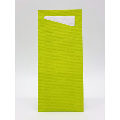 Een lindegroene, rechthoekige Sacchetto Zelltuch 190 x 85 mm van Duni GmbH met gestructureerd oppervlak, bovenaan gedeeltelijk open om zakdoeken of servetten erin te tonen. De achtergrond is effen wit. Ideaal voor wegwerpzakdoeken 190 x 85 mm.
