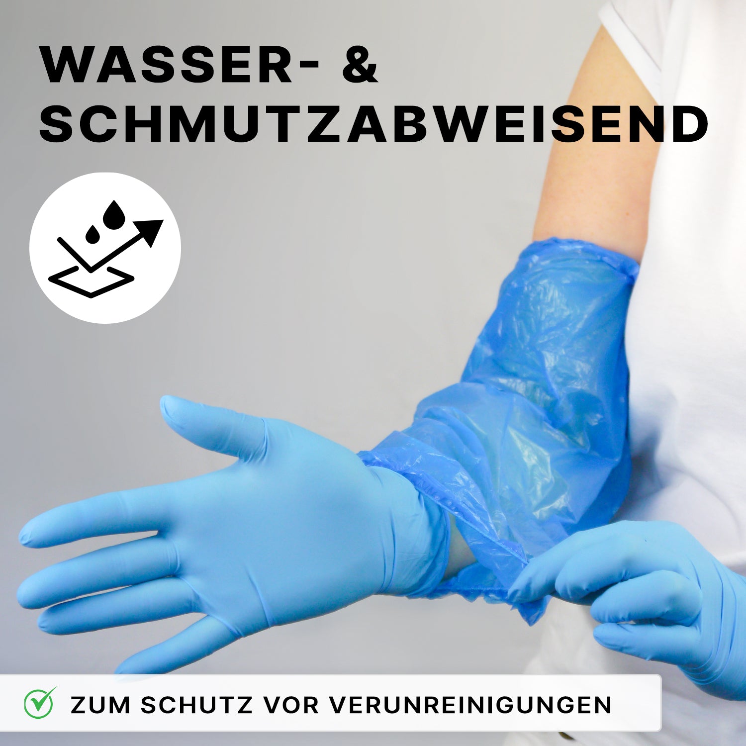 Eine Person trägt blaue ARNOMED PE-Ärmelschoner, flüssigkeitsabweisend, Einweg von ARNOWA GmbH und Einmalhandschuhe. Auf Deutsch steht: "Wasser- & Schmutzabweisend" sowie "Zum Schutz vor Verunreinigungen". Ein flüssigkeitsabweisendes Icon ist zu sehen.