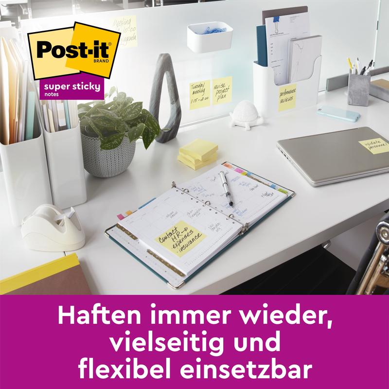 Een modern bureautafel met een laptop, een open planner, schrijfwaren en verspreide Post-it® Super Sticky Z-Notes (Geel, 76x127 mm, 90 vel/blok). Tekst: "Blijft steeds plakken - veelzijdig & flexibel. 3M Deutschland GmbH.