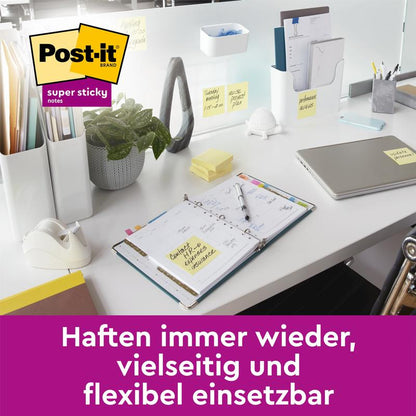 Een modern bureautafel met een laptop, een open planner, schrijfwaren en verspreide Post-it® Super Sticky Z-Notes (Geel, 76x127 mm, 90 vel/blok). Tekst: "Blijft steeds plakken - veelzijdig & flexibel. 3M Deutschland GmbH.