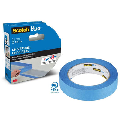 Een rol ScotchBlue™ schilderafplaktape "Multi-Surface" van 3M Deutschland GmbH (24 mm x 41 m) wordt naast de verpakking getoond, die is gemarkeerd voor universeel gebruik op meerdere oppervlakken en het ScotchBlue- en 3M-merk draagt.