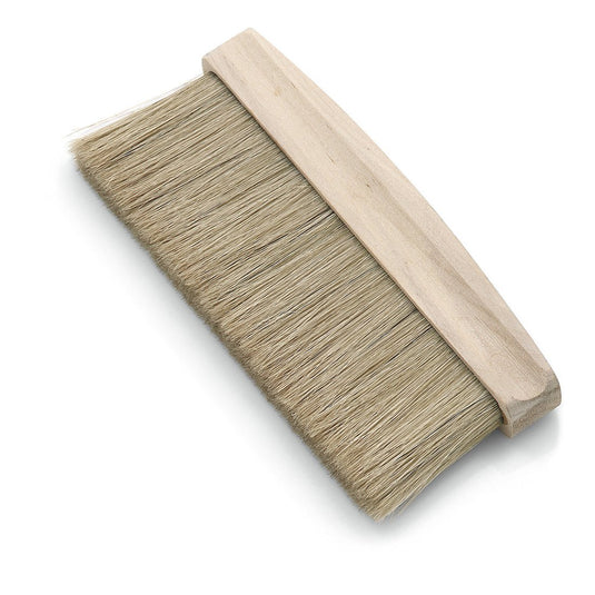 De Nölle Profi Brush Schilder-Stofkwast (17 cm, lichte borstelmix, 55 mm) van Nölle Profi Brush Borstels- & Penseltechniek e.K. heeft een brede houten steel en dichte lichte haren - ideaal voor renovatiewerkzaamheden. Afgebeeld op een witte achtergrond.
