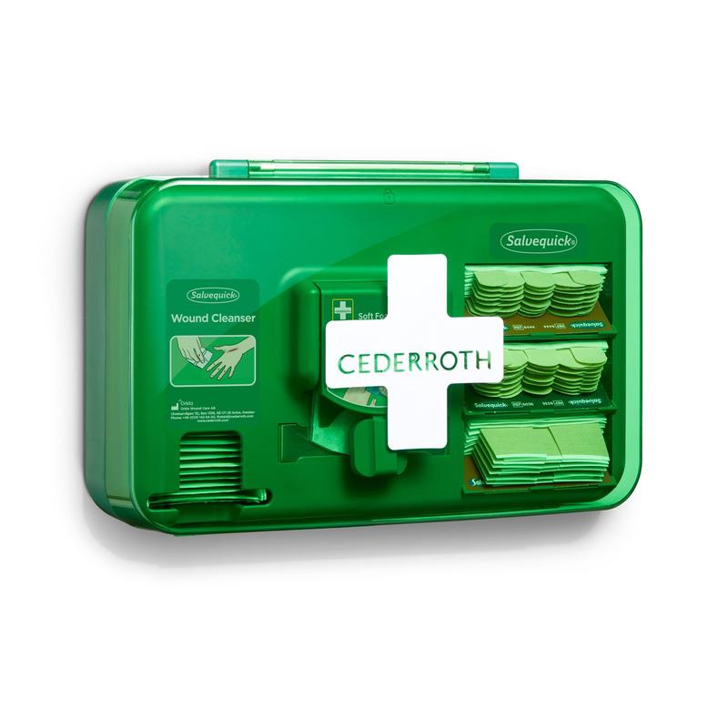 Ein grüner Orkla Wound Care AB Cederroth Wound Care Dispenser (20,3 x 30,6 x 15,5 cm, Folienbeutel, 1 Set) wird an der Wand montiert und bietet einen einfachen Zugriff auf Wundreiniger, Verbände, Mullbinden und Pflasterstreifen für eine schnelle Versorgung.