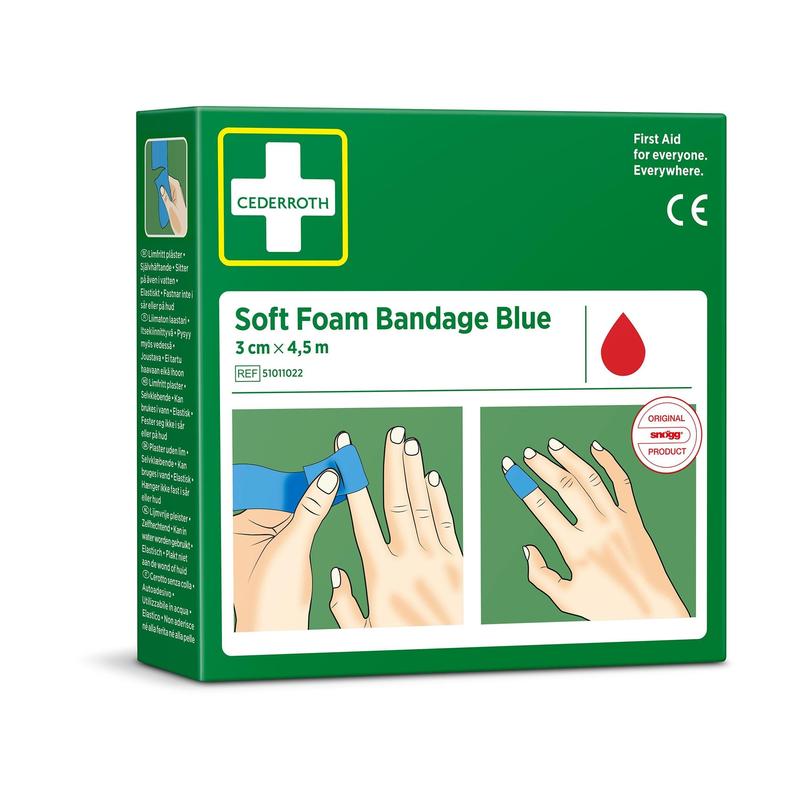 Een groene verpakking van "Cederroth soft foam binde blauw 3x450cm" van Orkla Wound Care AB toont handen die een blauwe zwachtel aanbrengen. De verpakking toont een rood druppelsymbool en geeft de grootte aan met 3 cm x 4,5 m (1 stuk).