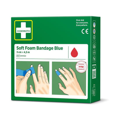 Een groene doos Orkla Wound Care AB Cederroth soft foam binde blauw 3x450cm (1 stuk) toont aan de voorkant afbeeldingen van handen die een blauwe zwachtel aanbrengen, en aan de zijkant zijn medische symbolen afgebeeld.