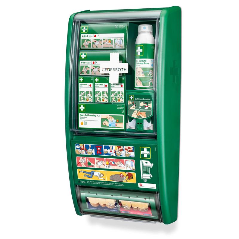 Die Cederroth Erste-Hilfe-Station von Orkla Wound Care AB ist ein grünes, an der Wand montiertes Erste-Hilfe-Set, das in einer Packung mit Verbandspäckchen, Wundspray, Brandwunden-Gelverbänden, Weichschaum- und Klebebinden sowie einer illustrierten Anleitung auf der Vorderseite geliefert wird.