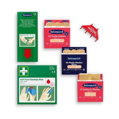 De Cederroth First Aid Navulverpakking voor Cederroth Wondverzorgingsdispenser (Ref 51011006) van Orkla Wound Care AB bevat verschillende EHBO-materialen, pleisters, een zachte schuimverbandverpakking en een rode wandhouder, alles op een witte achtergrond.