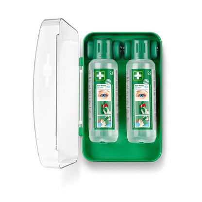 De Cederroth oogspoelkast 1x1 van Orkla Wound Care AB is een groene kunststofkoffer met een transparant deksel, die twee "Eye Wash"-flessen bevat, elk voorzien van een oogsymbool, een handleiding en een wit kruis - ideaal voor elke EHBO-uitrusting.