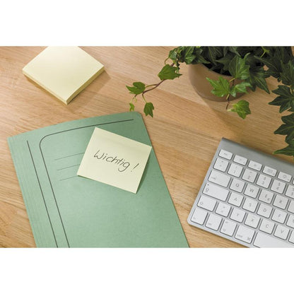 Een groene map met een Post-it® Recycling Z-Note (76x76 mm, 100 vel, 100% PEFC) van 3M Deutschland GmbH met de tekst "Belangrijk!" ligt op een houten tafel naast een toetsenbord, een klimopplant en andere plaknotities.