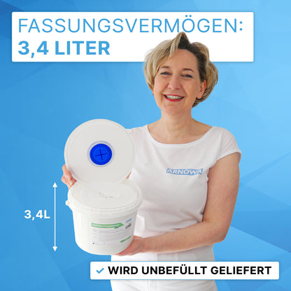 Een vrouw in een wit hemd houdt de ARNOMED dispenseremmer voor non-woven doekrollen van ARNOWA GmbH vast. De open 3,4-liter container, geleverd zonder inhoud, is ideaal voor desinfectie dankzij het grote volume.