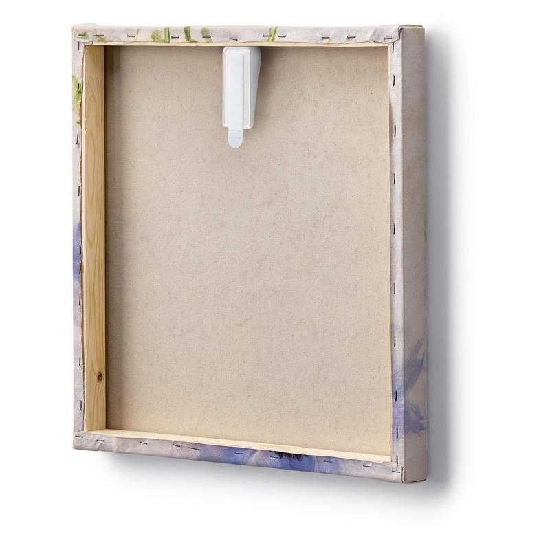 De afbeelding toont de achterkant van een vierkant opgespannen canvas met een bloot houten frame en zichtbare nietjes langs de randen. Boven de canvas is een Command™ canvasophanger van 3M Deutschland GmbH aan de muur bevestigd.