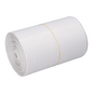 Een rol EMIL DEISS KG (GmbH + Co.) DEISS 56820 vuilniszakken (540x580x0,011 mm, wit) is strak opgerold en met een geel elastiek op witte ondergrond vastgezet - ideaal voor een efficiënte afvalverwerking.