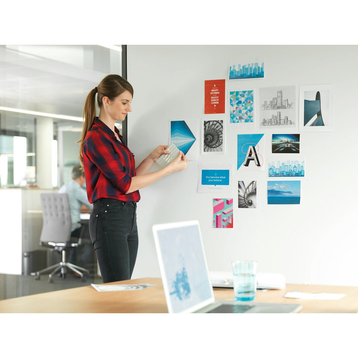 tesa Tack Universal Klebeknete, transparent – Anwendung