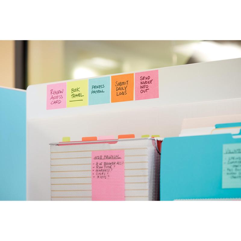 Vijf Post-it® Super Sticky Notes (76 mm x 127 mm, 90 vel/blok, 100% PEFC) van 3M Deutschland GmbH tonen op een wit scheidingsvel boven mappen en een prikbord kantoorwerkzaamheden zoals de controle van toegangskaarten en de verwerking van loonstroken.