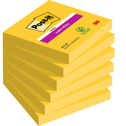 Een verpakking met zes rechthoekige Post-it® Notes in geel, 76 x 76 mm, 90 vel per blok van 3M Deutschland GmbH. Het bovenste blok is voorzien van een magentakleurig "Super Sticky"-etiket. Gemaakt van 100% PEFC-gecertificeerd papier (SGSCH-PEFC-COC-110078).