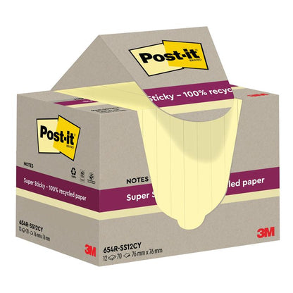 Een geopende doos Post-it® Super Sticky 100% Recycling Notes (76x76 mm, 70 vel/Blok, 100% PEFC) van 3M Deutschland GmbH toont gele notities met etiketten waarop het merk en de productgegevens staan vermeld.