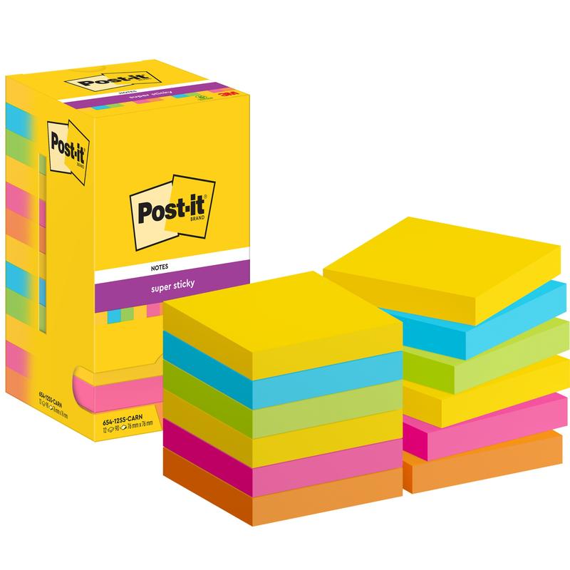Een doos Post-it® Super Sticky Notes, 76 mm x 76 mm, 90 vel/blok van 3M Deutschland GmbH met meerdere stapels gele, blauwe, groene, roze en oranje vierkante notities die ervoor liggen.