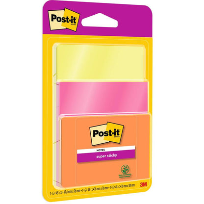 Een pak 3M Post-it® Super Sticky Notes (76x76 mm, 45 vel per blok, 3 blokken per verpakking) in verschillende kleuren, 100% PEFC-gecertificeerd (SGSCH-PEFC-COC-110078), in doorzichtige verpakking met het logo van 3M Deutschland GmbH.