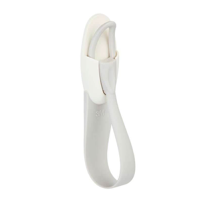 De Command™ kabelhouder 17304-FR van 3M Deutschland GmbH is een grijs-witte kunststof wandhaak met zelfklevende achterkant en een gebogen ontwerp, perfect om kabelchaos te voorkomen. Op het onderste deel bevindt zich het "3M"-logo.