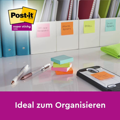 Op een bureau liggen gelabelde mappen met gekleurde notitieblaadjes, pennen, mappen, een telefoon en een stapel 3M Post-it® Super Sticky Z-Notes (76x76 mm, geel) in een PRO zwarte dispenser. Logo linksboven; tekst onderaan: "Ideaal voor organiseren.