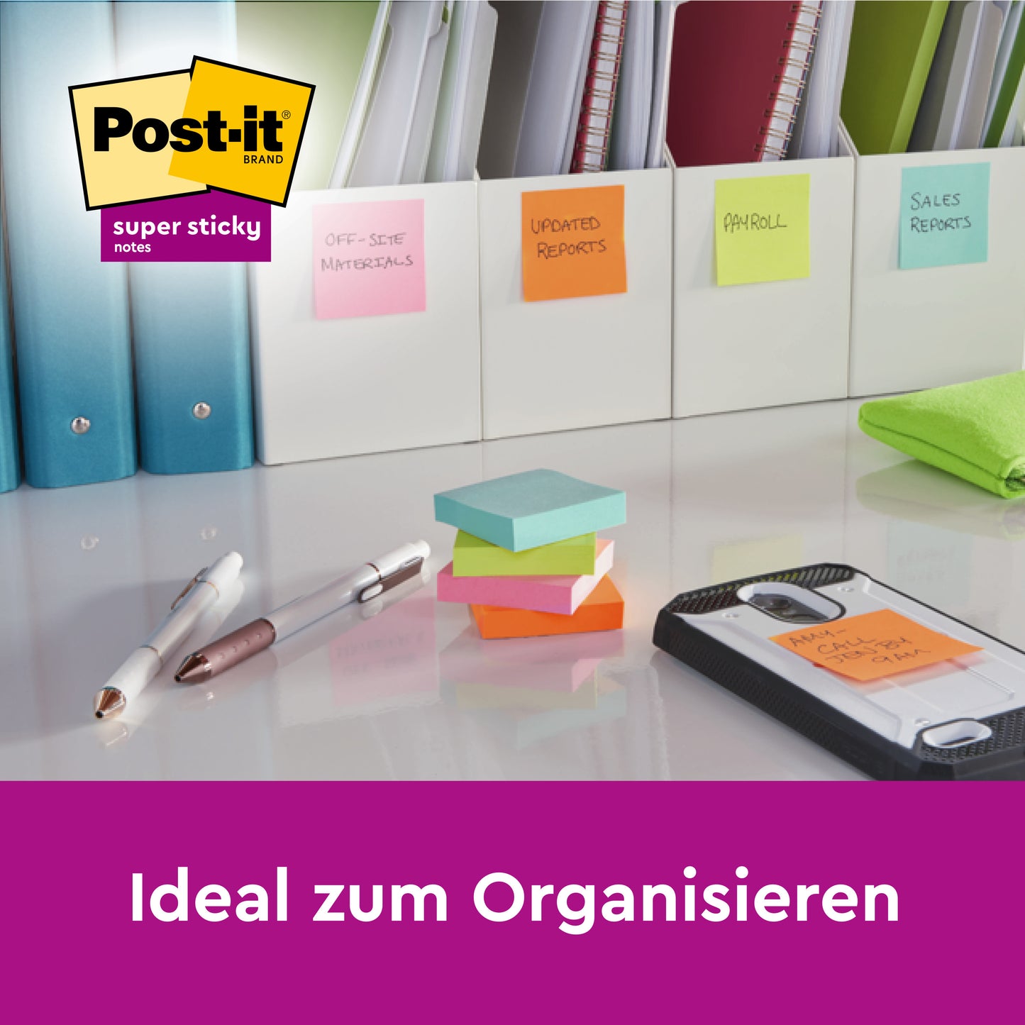 Een bureau met mappen gelabeld met kleurrijke Post-it® Super Sticky Notes (76 x 76 mm, 90 vellen/blok, 16 blokken, 100% PEFC) van 3M Deutschland GmbH. Tekst: "Ideaal voor organiseren" met Post-it Super Sticky Notes logo.