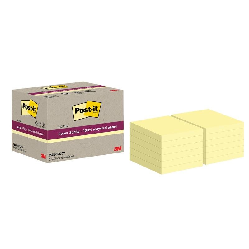 Een doos Post-it® Super Sticky 100% Recycling Notes (76 x 76 mm, 70 vel/Blok, 100% PEFC) van 3M Deutschland GmbH wordt naast twee stapels gele notities getoond.