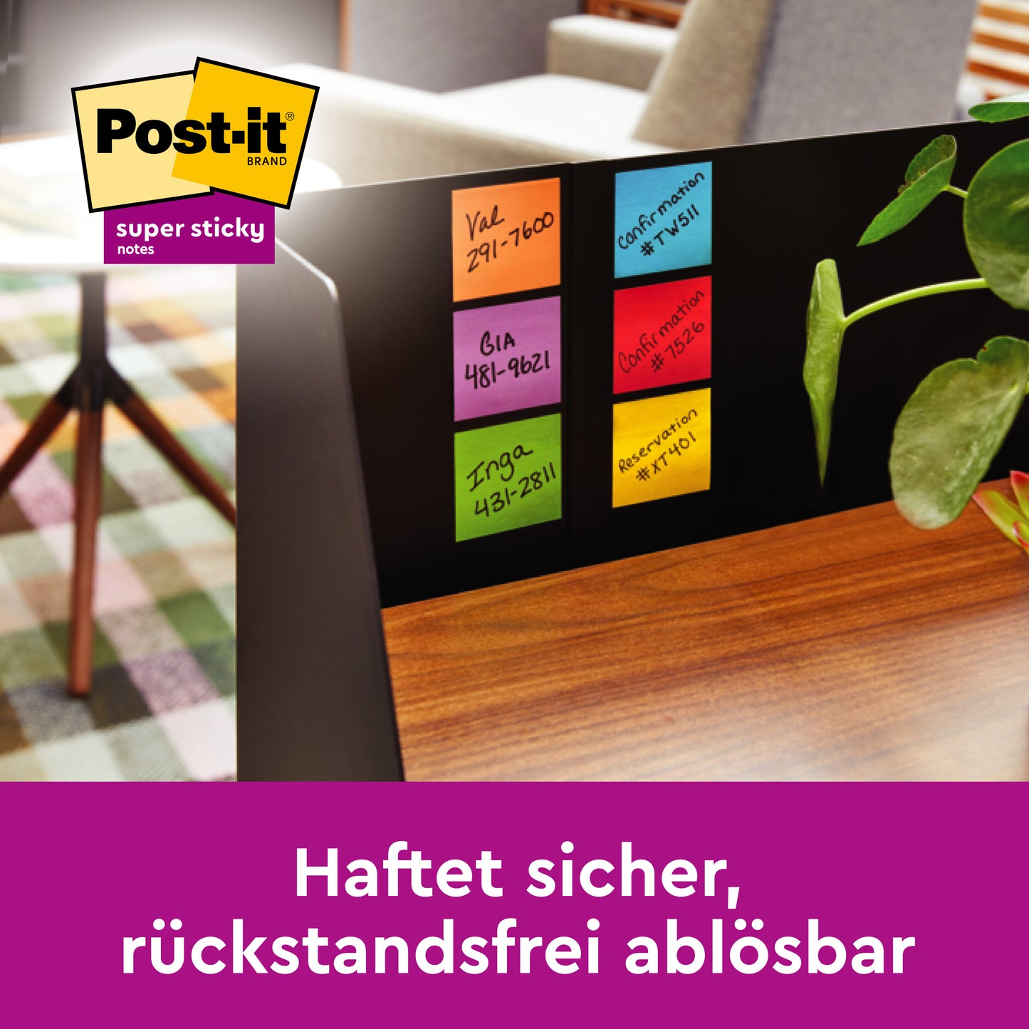 Een zwart scherm toont zes kleurrijke Post-it® Super Sticky Z-Notes (76x76 mm) met handgeschreven namen en cijfers. Op de achtergrond zijn een stoel en een patroon tapijt te zien. Promotie van 3M Deutschland GmbH: 14 blokken + 2 gratis, 100% PEFC.