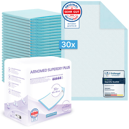 Ein Stapel von 30 blauen ARNOMED SUPERDRY PLUS Extra saugfähige Krankenunterlagen mit SAP von ARNOWA GmbH ist neben der Verpackung mit sichtbaren Zertifizierungs- und Qualitätssiegeln abgebildet; eine superabsorbierende Unterlage ist in der oberen rechten Ecke zu sehen.