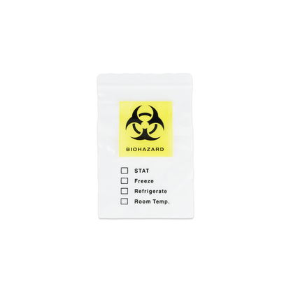 Een kleine witte Altruan-plastic zak met een geel biohazard-symbool en lege vakjes, die wordt gebruikt voor het transport van Combo 9in1 - DVOT Professional SARS-CoV-2, Influenza A+B, RSV, Adenovirus, hMPV, PIV 1/3/2, Mycoplasma-monsters (verpakking 1 stuk).