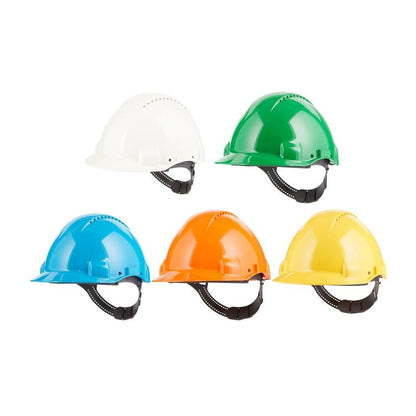 Vijf 3M™ veiligheidshelmen G3000C Uvicator van 3M Deutschland GmbH in de kleuren wit, groen, blauw, oranje en geel zijn afgebeeld op een witte achtergrond. Elke helm heeft een kinband en ventilatieopeningen aan de bovenkant voor meer comfort.