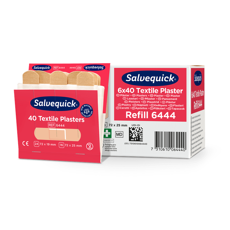 Een geopende doos Orkla Wound Care AB textielgips, 40 stuks/navulling ligt naast een gesloten verpakking (6 stuks), waarin meerdere beige pleisters voor wondverzorging zichtbaar zijn.