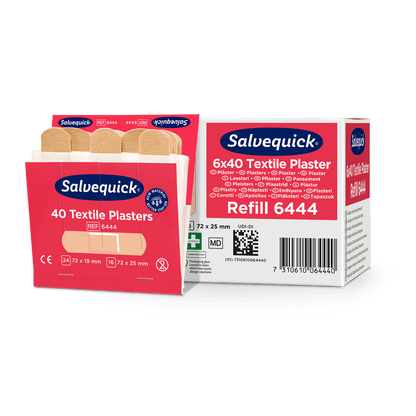 Een geopende doos Orkla Wound Care AB textielgips, 40 stuks/navulling ligt naast een gesloten verpakking (6 stuks), waarin meerdere beige pleisters voor wondverzorging zichtbaar zijn.