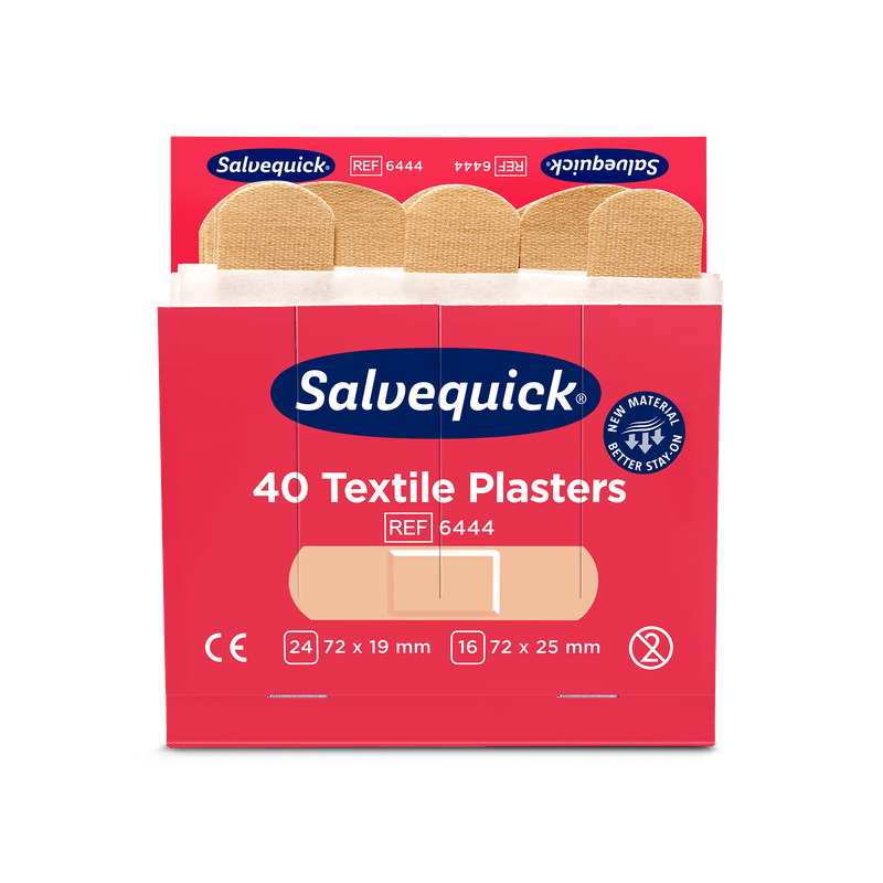 Een geopende rode Orkla Wound Care AB textielgipsdoos (40 stuks/navulling, 6 stuks) toont binnenin beige pleisters en aan de voorkant maten, productinformatie en certificeringssymbolen.