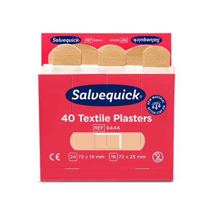 Een geopende rode Orkla Wound Care AB textielgipsdoos (40 stuks/navulling, 6 stuks) toont binnenin beige pleisters en aan de voorkant maten, productinformatie en certificeringssymbolen.