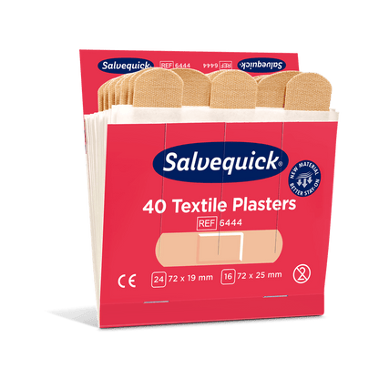 Een geopende Orkla Wound Care AB textielgipsdoos (40 stuks/navulling | verpakking, 6 stuks) toont beige textielpleisters. De verpakking benadrukt snelle wondverzorging, verschillende maten en productcertificeringen.