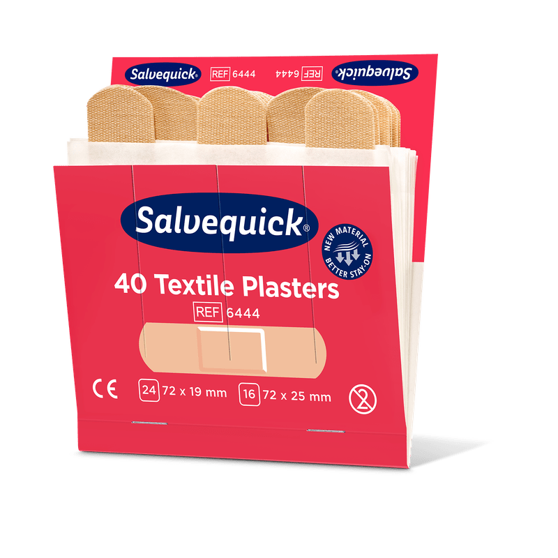 Een geopende verpakking Orkla Wound Care AB textielgips, 40 stuks/navulling (6 stuks), bevat beige kleefverbanden. De rood-witte verpakking bevat productinformatie, het Orkla-logo en een aanwijzing voor gebruik bij wondverzorging.