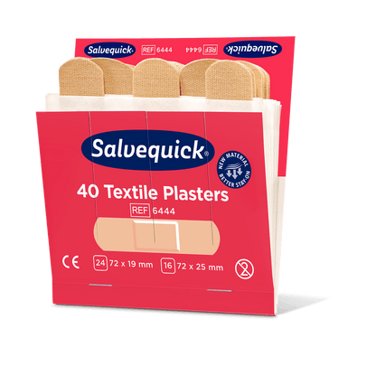 Een geopende verpakking Orkla Wound Care AB textielgips, 40 stuks/navulling (6 stuks), bevat beige kleefverbanden. De rood-witte verpakking bevat productinformatie, het Orkla-logo en een aanwijzing voor gebruik bij wondverzorging.