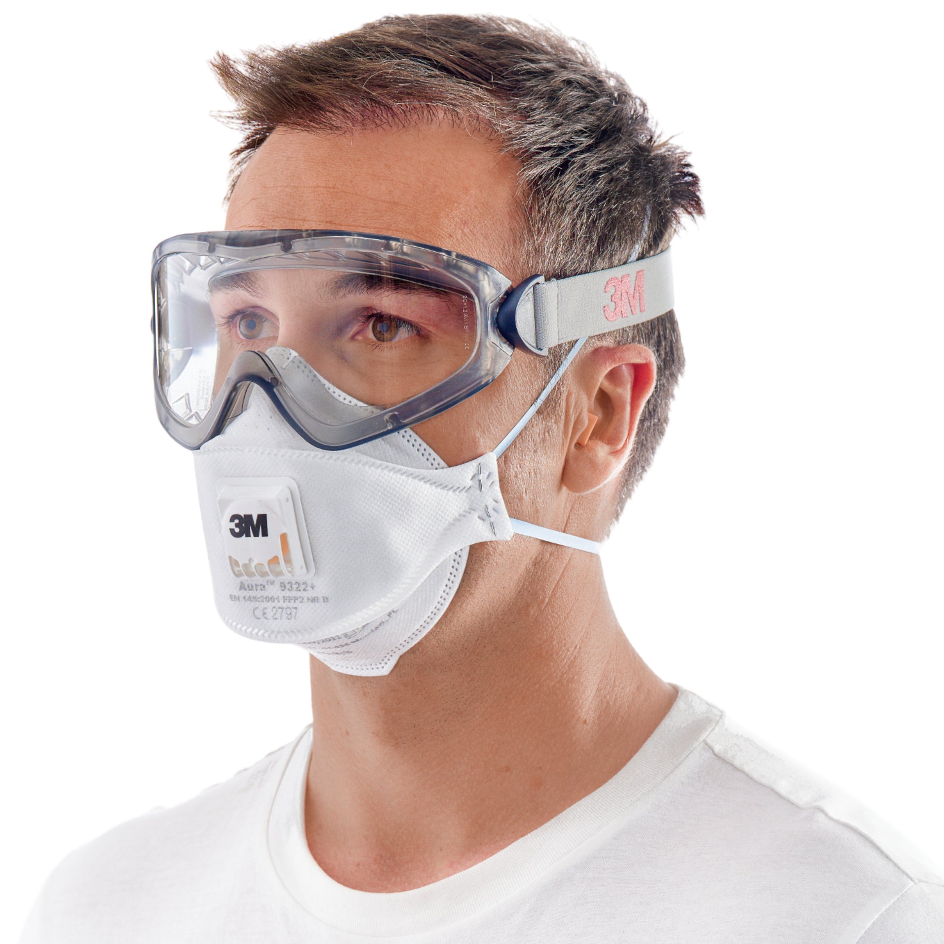 Ein Mann in einem schlichten weißen T-Shirt trägt eine durchsichtige Schutzbrille und eine weiße N95-Maske aus der 3M™ Arbeitsschutz-Starter-Box für Profis 1000MCWE von 3M Deutschland GmbH vor einem weißen Hintergrund.