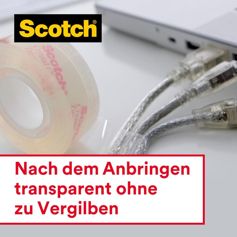 Een verpakking met 8 rollen Scotch® Crystal plakband (transparant, 19 mm x 33 m) van 3M Deutschland GmbH ligt naast drie computerkabels en een zilveren laptop. Duits: "Na het aanbrengen transparant zonder te vergelen.