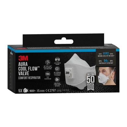 Een zwart-blauwe doos van de 3M™ Aura™ Comfort Cool Flow™ Deeltjesmasker 9322+, FFP2, met ventiel van 3M Deutschland GmbH toont een wit maskerbeeld en productinformatie. De verpakking bevat 5 FFP2-maskers met een deeltjesfiltratie tot 94%.