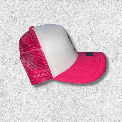 Ein Esstisch ist elegant gedeckt mit zwei Duni Dunilin®-Servietten 48 x 48 cm Weiß, die zu Dreiecken gefaltet auf Tellern liegen. Zwei große brennende Kerzen und eine gelbe Rose in einer Glasvase zieren den Hintergrund. Weingläser, ein Wasserglas und Besteck vervollständigen dieses anspruchsvolle Ambiente mit stoffähnlichem Charme.