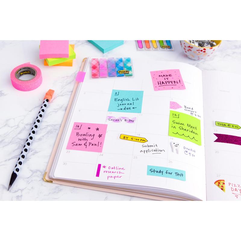 Een open planner op een marmeren oppervlak toont handgeschreven notities met kleurrijke 3M Nederland B.V. Post-it® Notes kubus, Ultra-kleuren (76 mm x 76 mm, 450 vel, PEFC gecertificeerd), samen met washi-tape, een stippenpen en paperclips.