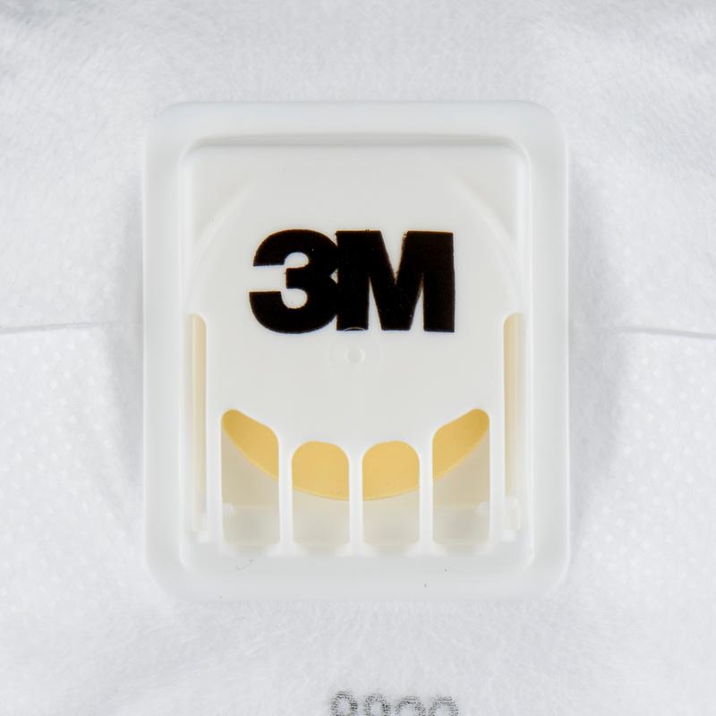 Close-up van het uitademventiel van het 3M™ Cool Flow™ deeltjesmasker 8822 FFP2, met zwart 3M-logo, van 3M Deutschland GmbH, tegen een witte, gestructureerde achtergrond.