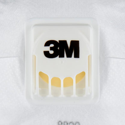 Close-up van het uitademventiel van het 3M™ Cool Flow™ deeltjesmasker 8822 FFP2, met zwart 3M-logo, van 3M Deutschland GmbH, tegen een witte, gestructureerde achtergrond.