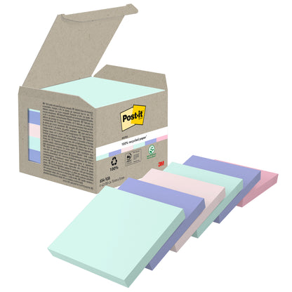 Eine geöffnete Schachtel Post-it® Recycling Notes, 76mm x 76mm, 100 Blatt pro Block, 100% PEFC von 3M Deutschland GmbH, mit sechs pastellfarbenen Blöcken - mintgrün, hellblau, rosa, lila, blau und hellviolett - die vorne angeordnet sind.